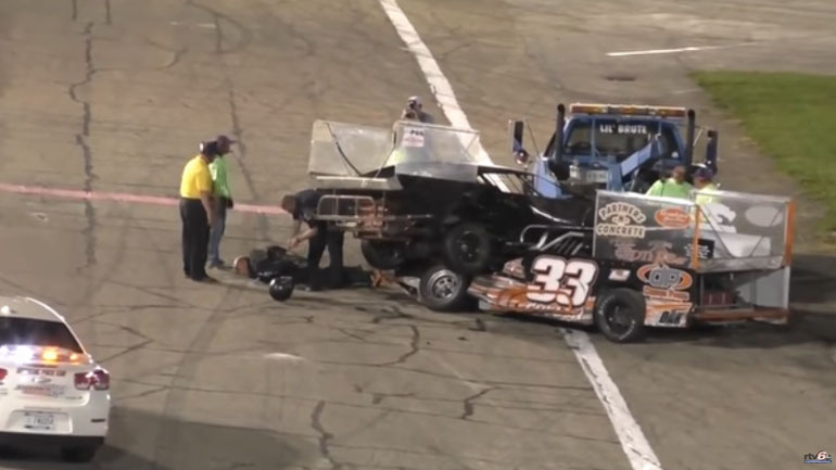 Επικίνδυνα τρακαρίσματα, γροθιές και όπλα teaser μέσα στην πίστα